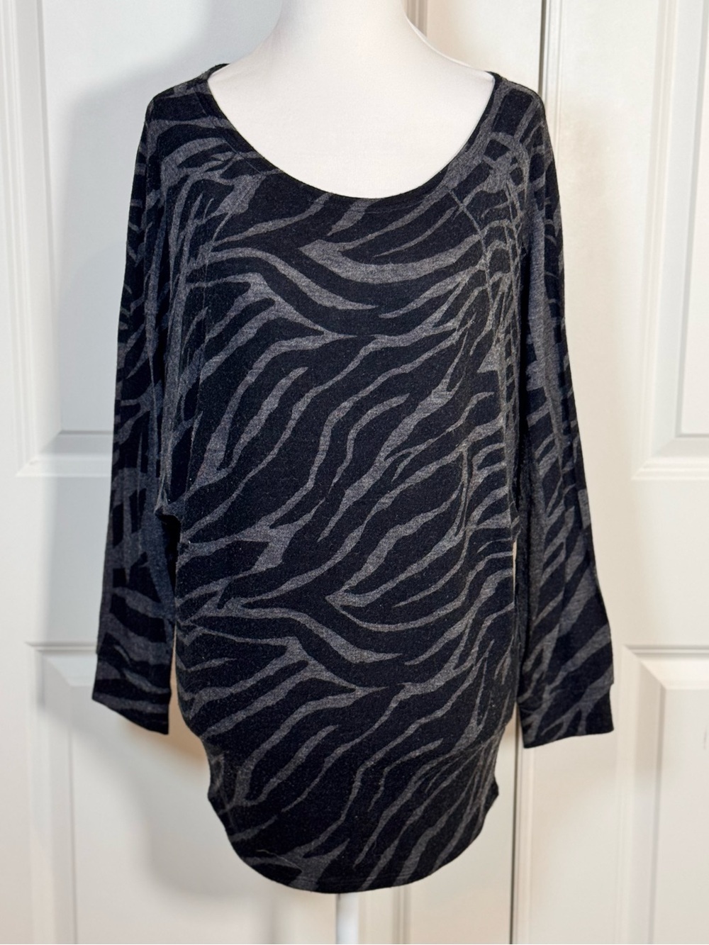 Yahada Zebra Print Top S Black Gray Dolman Sleeve Stretch Knit Animal USA Casual